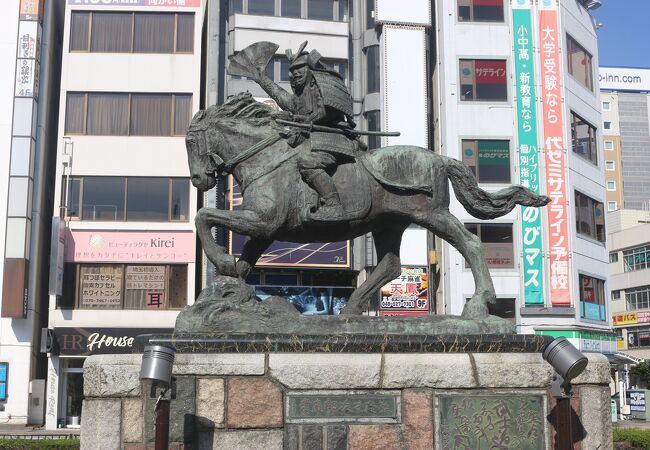 「平家物語」で有名な熊谷直実の銅像です