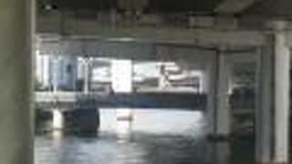 かつては渡し舟が結んでいました