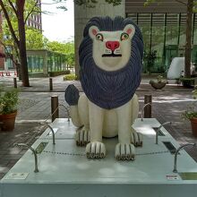 三沢厚彦氏の作品「ライオン」