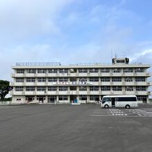 遠目は普通の小学校