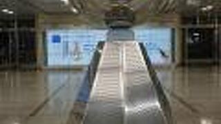 平日22時台の銀の時計付近は空いていました