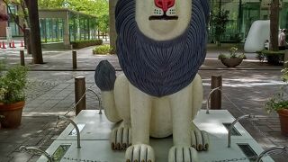 三沢厚彦氏の作品「ライオン」