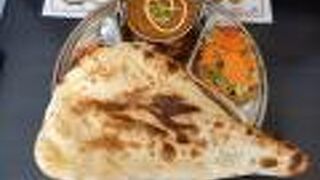 ランチのお代わりナンはハーフサイズ？もあります。