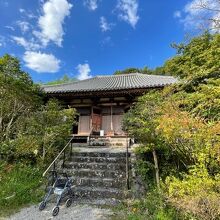 本堂には業平像も