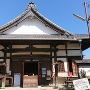 能見町バス停近くの、松本町に立地するお寺