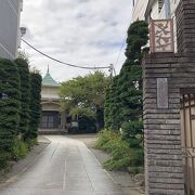 山門の扉と灯がおしゃれです