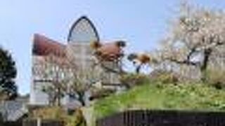 屋根が印象的な可愛い教会