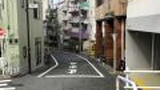 新宿七丁目商和会の坂道です