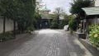 抜弁天通りに面しています