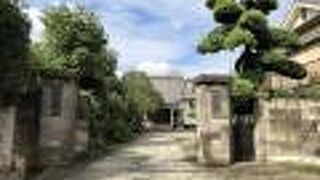 本堂に青い龍の飾りがあります