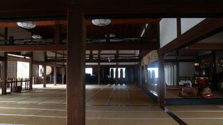 隣に鎌倉学園があります