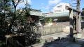 参道の通り抜けができたことから名づけられたそうです