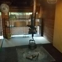 露天風呂に付属する囲炉裏のある小屋