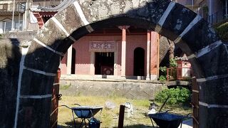 石造りのアーチ趣があります。