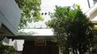 八丁堀の路地裏に佇む小さな神社