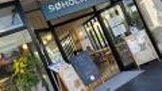 きれいなカフェで休憩