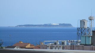 伊豆半島東方沖の相模灘、熱海市本土から南東に約１０kmの所に浮かぶ、静岡県の最東端の島です。