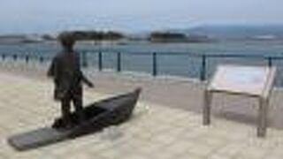 函館港が広々見渡せる歴史ある岸壁のアクセントになってる像