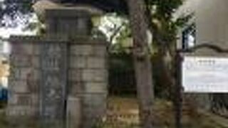 【鯨族供養碑】坂を上がりきる手前左側、セミクジラが乗っています