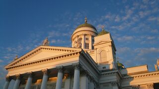 元老院広場に面した階段に夕焼けの景色を楽しむ大勢の若者らが集まっていました。