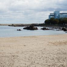 砂浜が続く海水浴場の施設