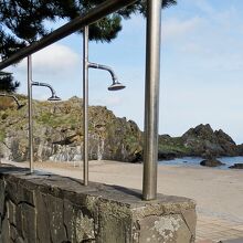 夏の名残りを伝えるシャワー