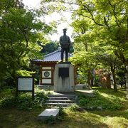 アンティーク陶器の乃木将軍像 銅像と石碑 ｜黄檗宗法輪山覚苑寺＜下関市＞