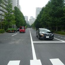 外務省の横を通り、桜田通りに向かう霞ヶ関坂です。緩やかな坂