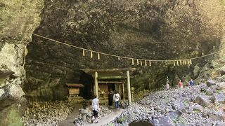 河原に洞窟があります