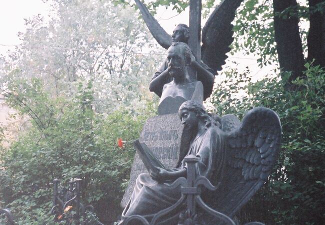 中心部から少し離れます。ドストエフスキーやチャイコフスキーなど著名人の墓地も隣接。