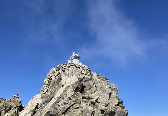 穂高連峰の中央に位置する日本第3位の日本百名山