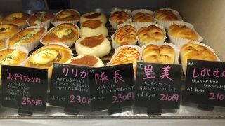 雑居ビルにある煌々と光る看板のお店は…“夜の”しげぱん