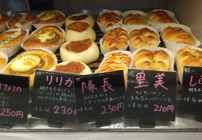 雑居ビルにある煌々と光る看板のお店は…“夜の”しげぱん