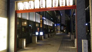 裏通りにたくさんの提灯がありました