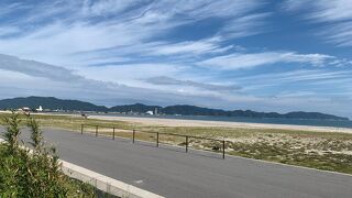 弓ヶ浜の駐車場で弓ヶ浜を眺めました。