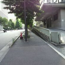 三年坂と財務省の西側出入り口です。この重厚感は、変わりません