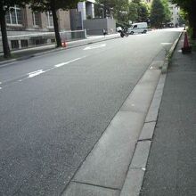 傾斜の緩い三年坂の様子です。六本木通りに通じています。