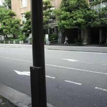 三年坂の桜田通り付近の様子です。文部科学省本館の壁が見えます