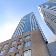 三年坂から見た文部科学省本館の建物と新たにできた建物の対比