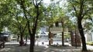 小さな公園ながら史跡がたくさんあります