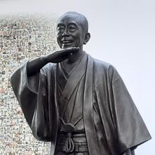 微笑ましい銅像