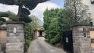 立派な松と鬼平