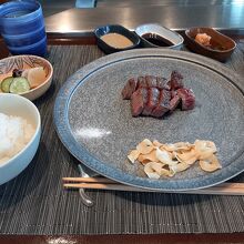 箸で食べるお肉