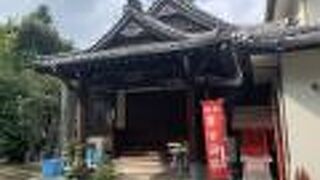 赤レンガの山門