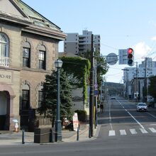オルゴール堂横から伸びる三本木急坂