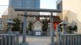 三井家の守護神として知られます