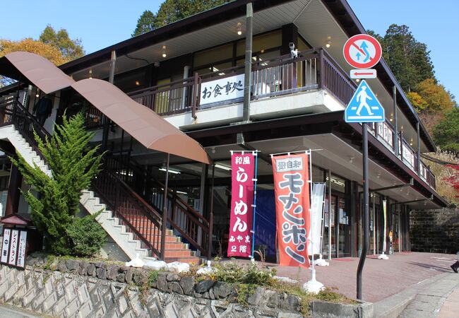 豊富な品揃えの売店