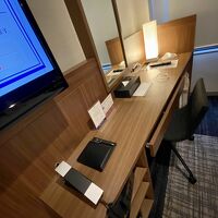 テーブルは使いやすい。金庫、冷蔵庫あり