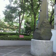 弁護士会館の玄関の西側の植え込みの中に、赤い標識が見えます。