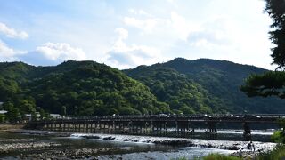 亀山上皇が詩に詠んだ嵯峨嵐山を代表するスポット、渡月橋。「くまなき月の渡るに似る」が由来です。